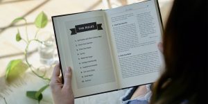 Perempuan yang Membaca Buku di Peron Stasiun